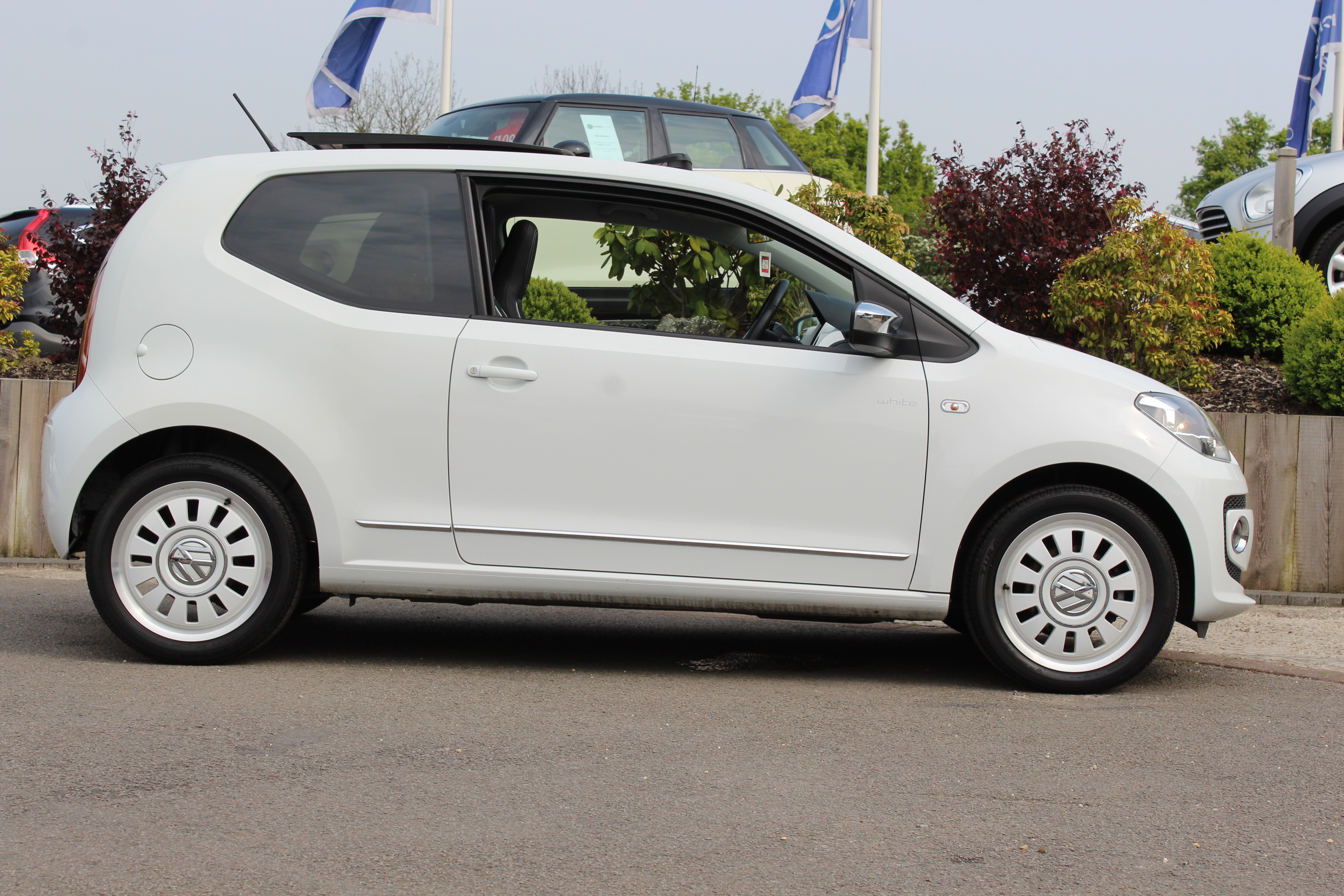 VOLKSWAGEN UP 1.0 Up White 3dr For Sale :: Richlee Motor Co. Ltd